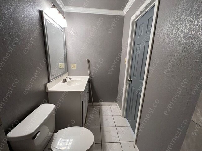 Building Photo - 2 Woodcliff Cir