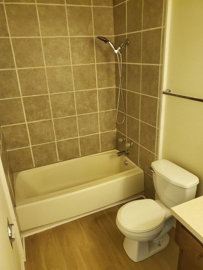 Building Photo - 1925 Heatherwood Dr