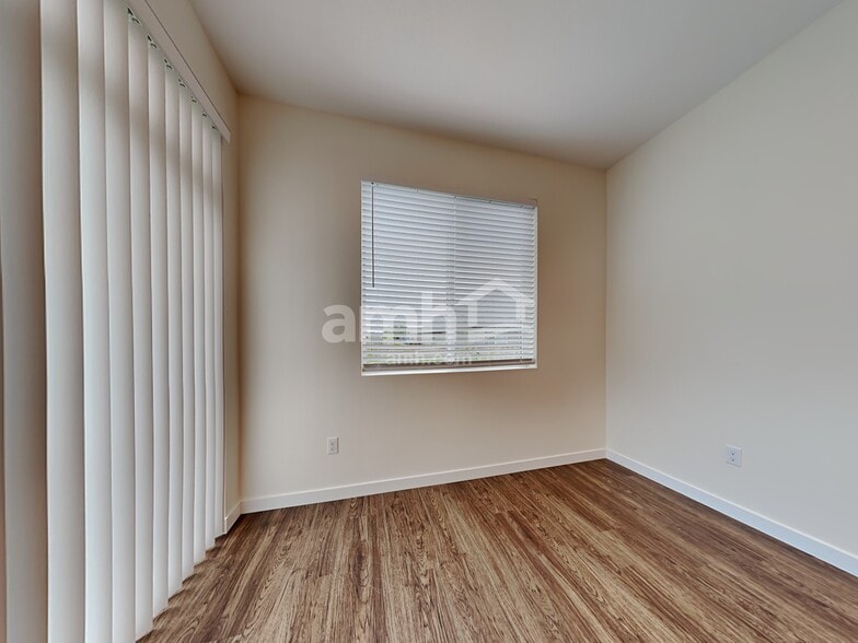 Building Photo - 1013 NE 11th Way