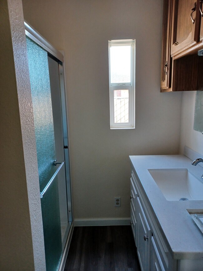 Building Photo - 2002 Hendricks Ln