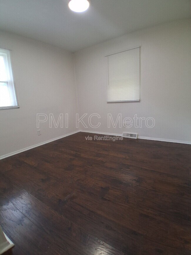 Building Photo - 5623 NE 51st St