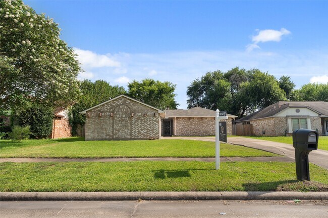 Building Photo - 1202 Manorglen Dr