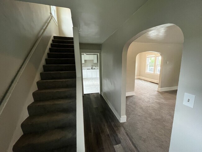 Building Photo - Four bedroom one bathroom single family home for rent. MOVE IN SPECIAL - HALF OFF FIRST MONTHS RENT