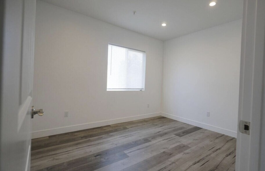 Building Photo - 1121 W 39th Pl