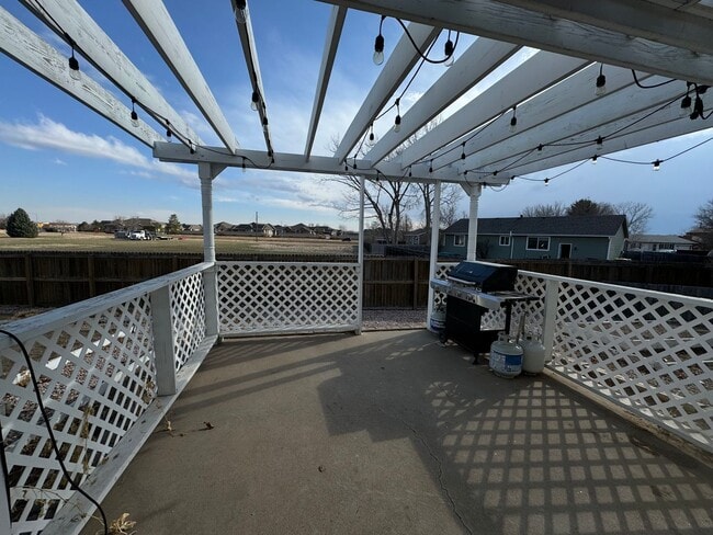 Building Photo - MOVE IN NOW & PAY NO RENT UNTIL OCTOBER!!