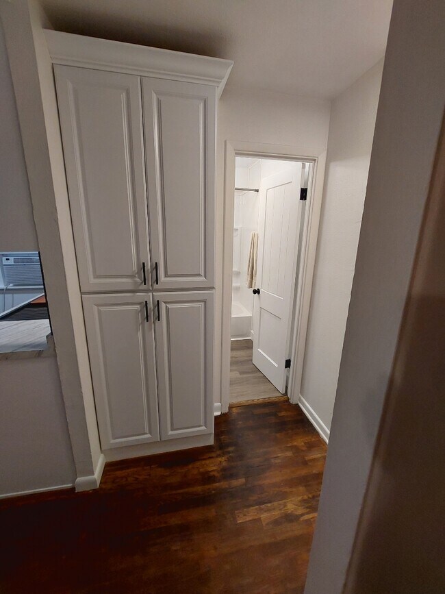 Building Photo - 335 Valley Dr