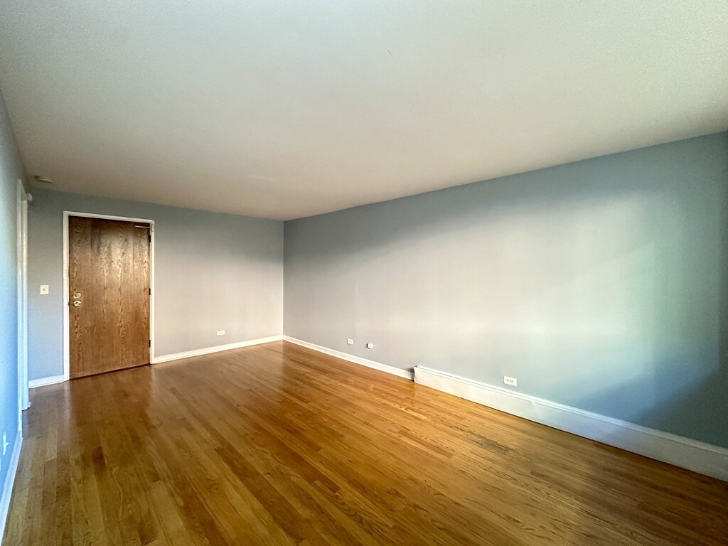 Building Photo - 5820 N Sheridan Rd