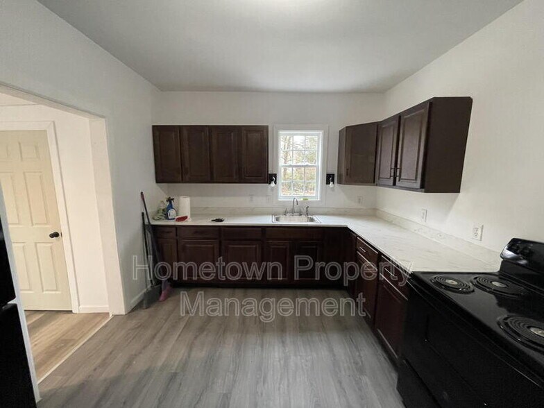 Building Photo - 252 River Rd