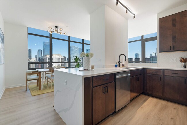 Building Photo - 716 W Kinzie St