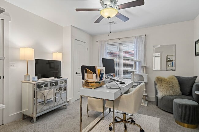 Building Photo - This luxurious townhouse on Cherry St.