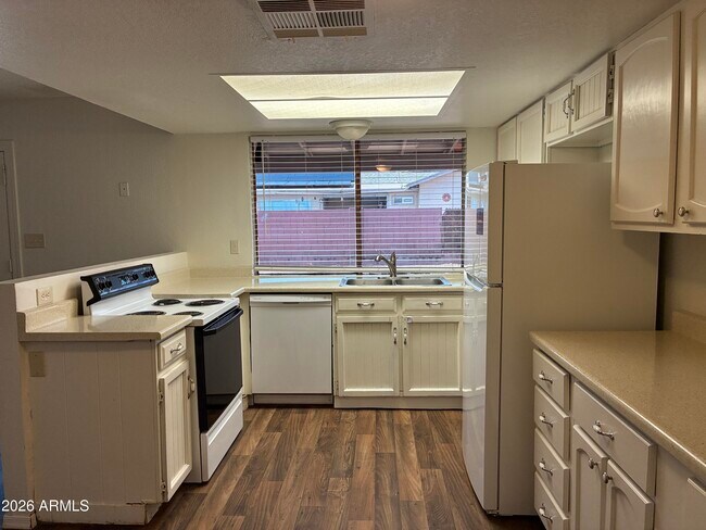 Building Photo - 602 W Wickieup Ln