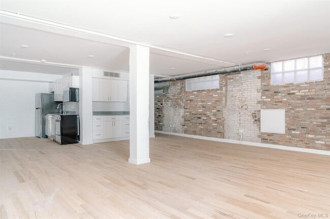 Building Photo - 155 S River St