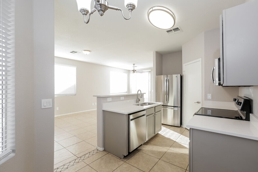 Building Photo - 1115 E Grove St