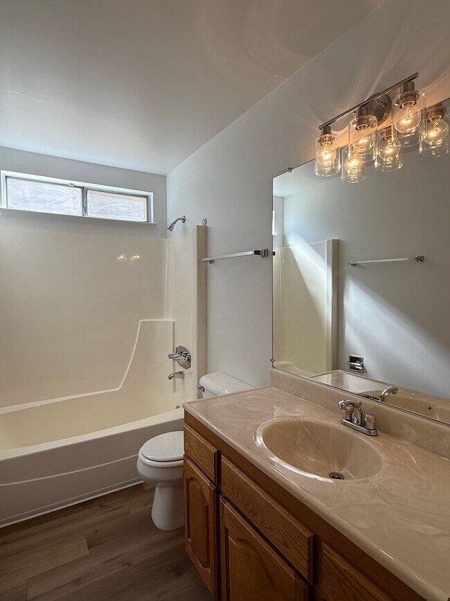 Building Photo - Sunnyvale home with central air and new LV...