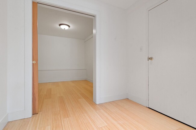 Building Photo - 2 Bed + Bonus Room + Office, 2 Bath Bernal...