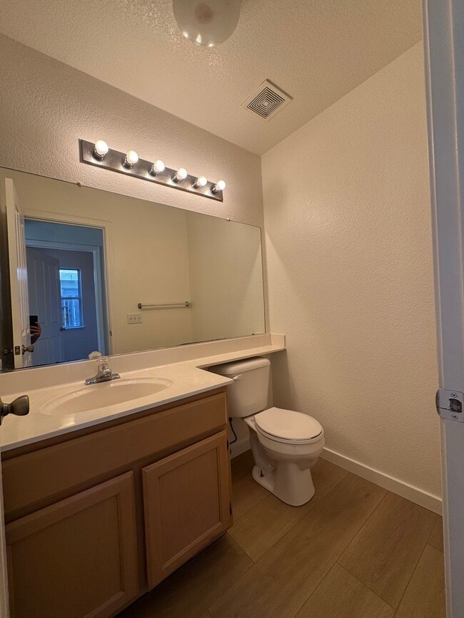 Building Photo - Great Location! 4BD and 2.5BA recently rem...