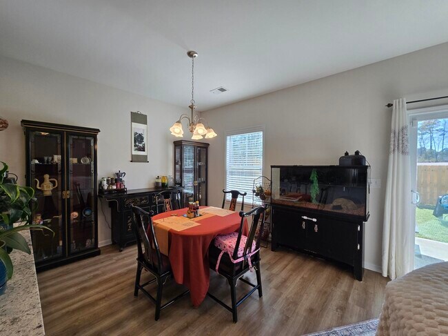 Building Photo - 1922 Flagpole Dr