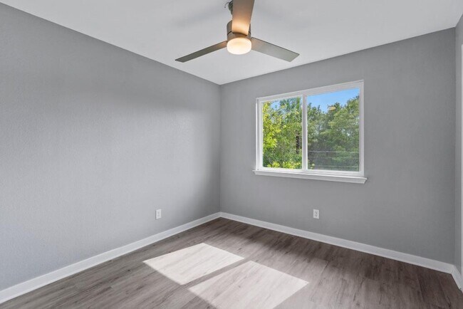 Building Photo - 700 Creekmont Dr