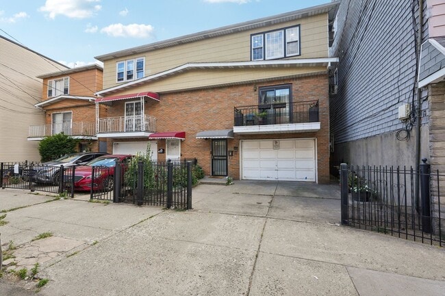 Primary Photo - 105 Beacon Ave