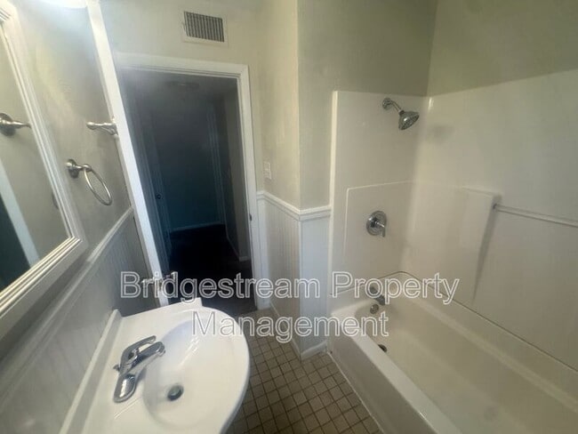 Building Photo - 1587 Garwood Dr
