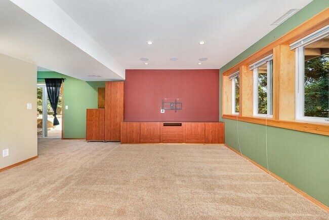 Building Photo - 5 Bed 3 Bath home In Bellevue Available Now