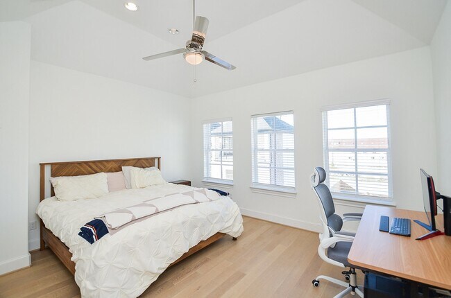 Building Photo - 6125 Cottage Grove Lake Dr