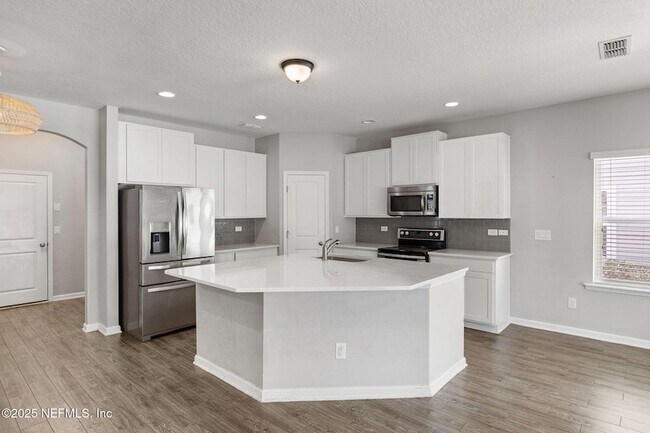 Building Photo - 92 Fernbrook Dr