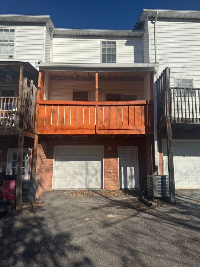 Building Photo - Updated Townhouse In Hunter Hills