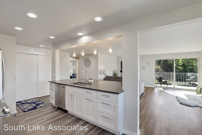 Building Photo - 2 br, 1 bath House - 3200 W. Commodore Way...