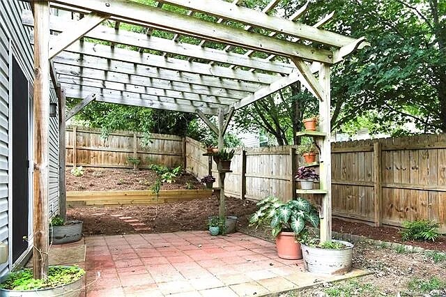 Building Photo - 1 Dogwood Ln