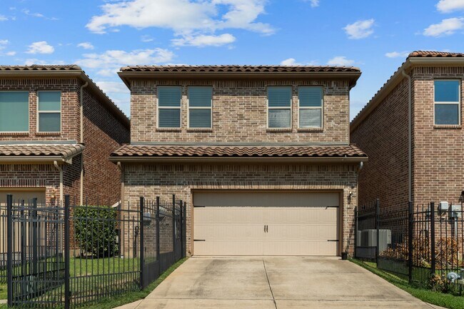 Building Photo - 6643 DeLeon St