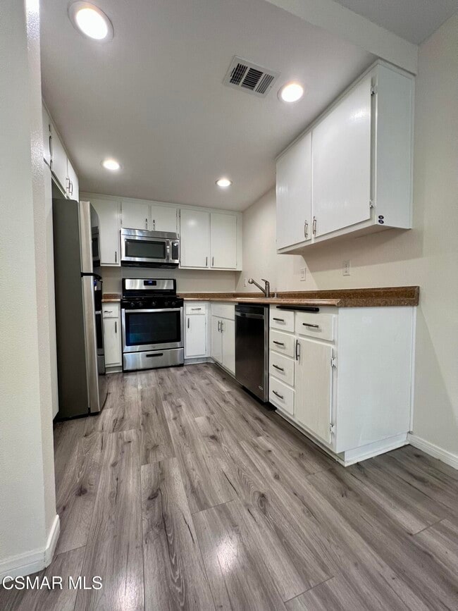 Building Photo - 1342 E Hillcrest Dr