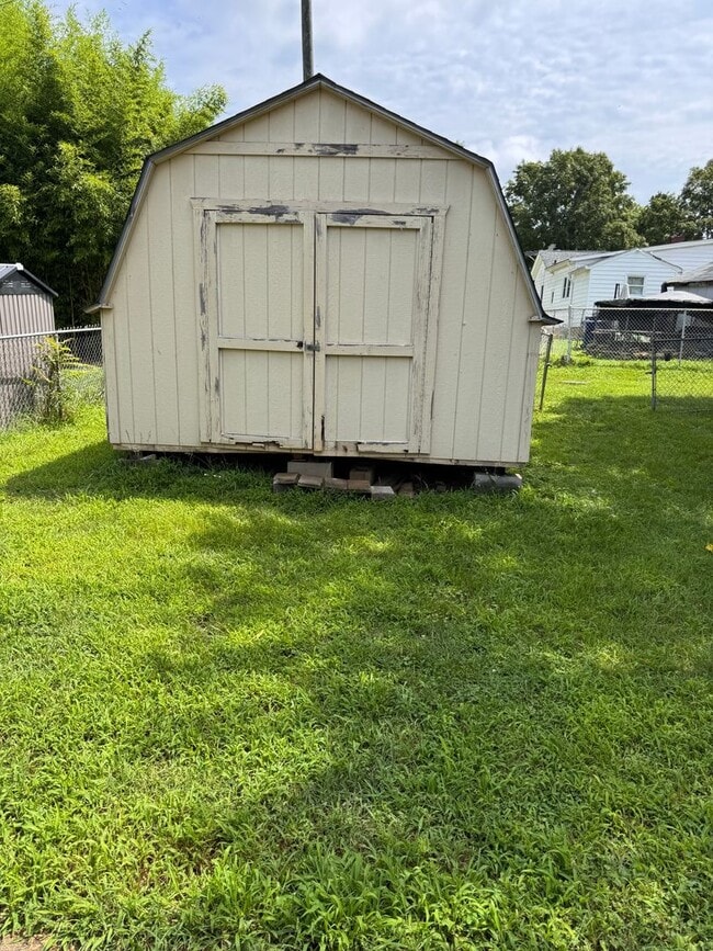 Building Photo - 3 Bedroom || 1 Bathroom Single Family Home