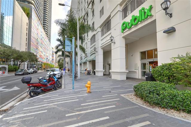 Building Photo - 999 SW 1st Ave