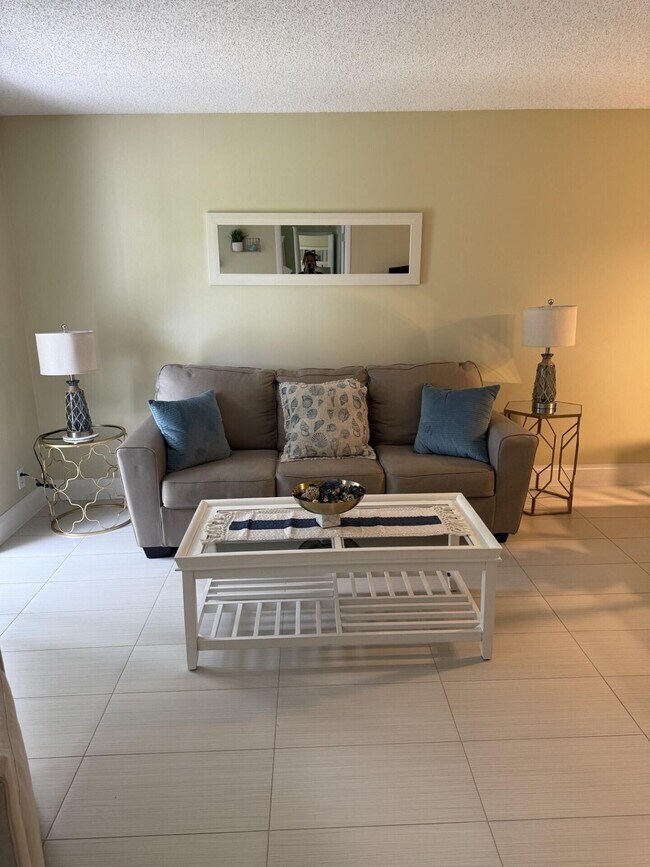 Building Photo - 207 Tropic Isle Dr