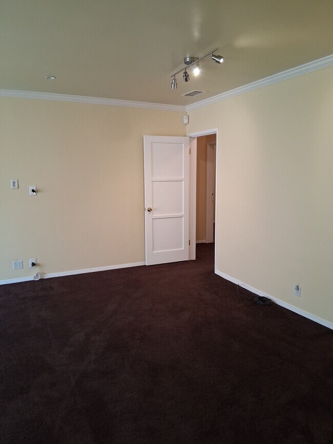 Building Photo - 2724 W Caldwell St