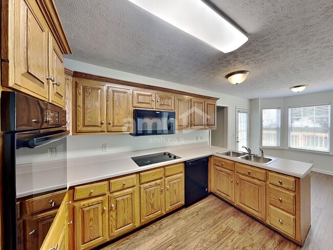 Building Photo - 204 Creekwood Dr