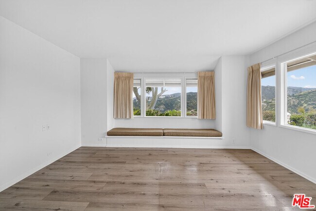 Building Photo - 935 Linda Flora Dr