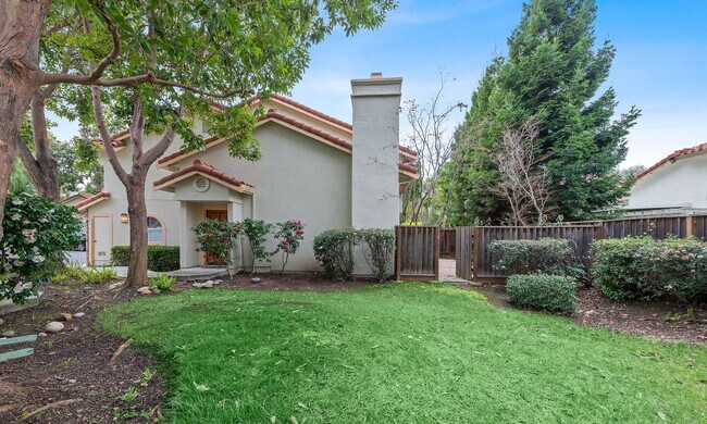 Building Photo - Newly Remodeled Townhome in Desirable Community!