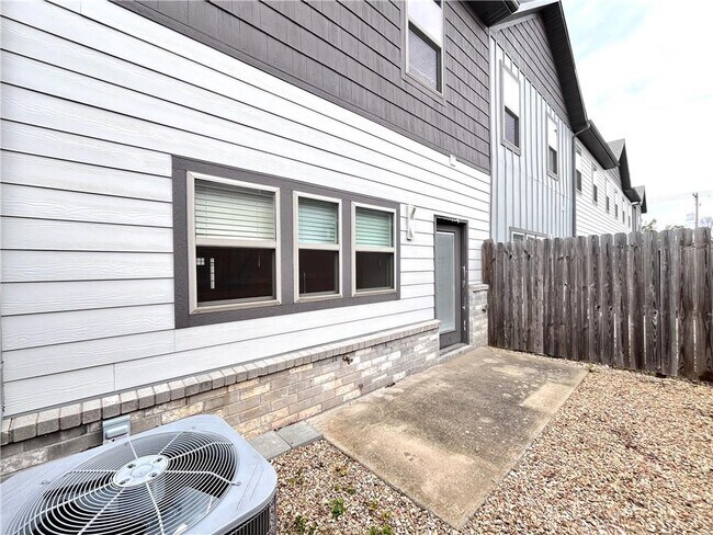 Building Photo - 418 NW Retreat Ln