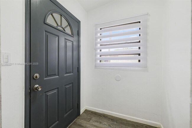 Building Photo - 5425 SW 112th Ave