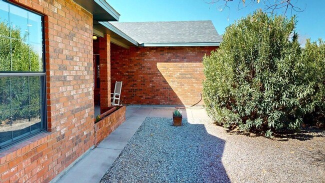 Building Photo - 3-Bedroom/2.5-Bathroom in Alamogordo, NM