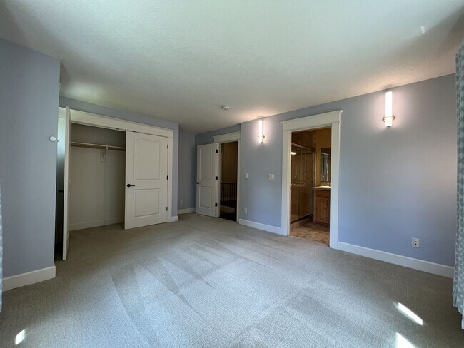 Building Photo - Luxury 5 Bedroom Home with Soaking Tub, Chef’s Kitchen & Expansive Primary Suite