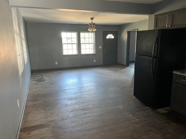 Building Photo - Phillips 711