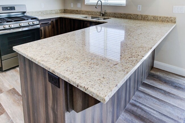 Building Photo - Like New 3 bedroom, 2.5 bathroom townhome ...