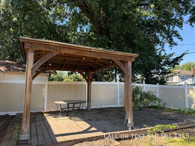 Building Photo - 1901 Avon Rd SW