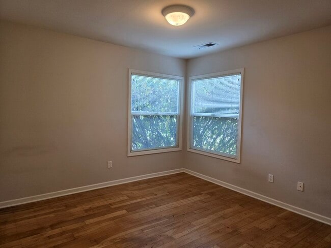 Building Photo - 1545 Brookside Dr