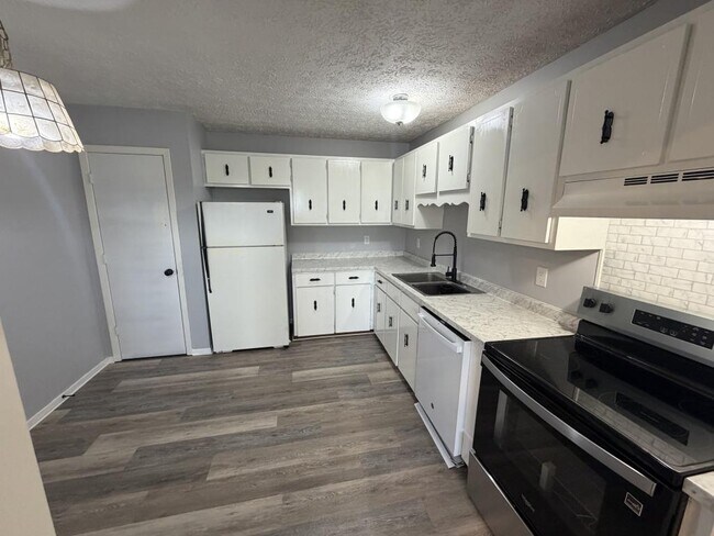 Building Photo - 300 Car-Mol Dr