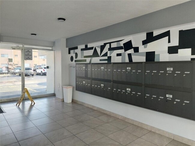 Building Photo - 1333 E Hallandale Beach Blvd