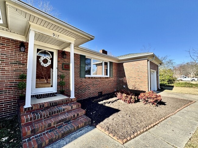 Building Photo - Available NOW! Lakefront 4 Bedroom/2 Bath Home, Pet-Friendly, Fenced Yard, Great School Zones!